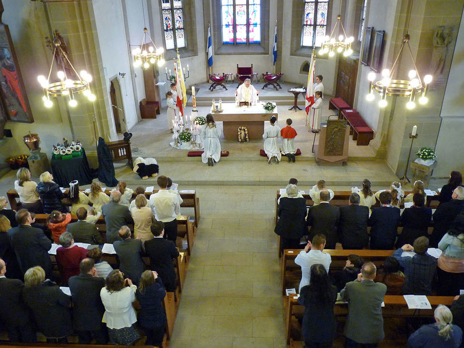 1. Heilige Kommunion in St. Crescentius (Foto: Karl-Franz Thiede)